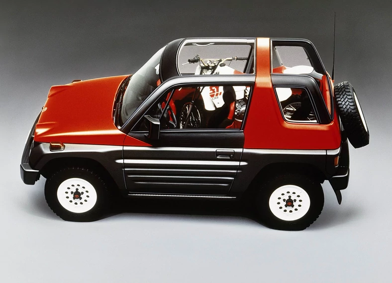 Prototyp Toyota RAV Four pokazano oficjalnie podczas targów motoryzacyjnych w Tokjo w 1989.