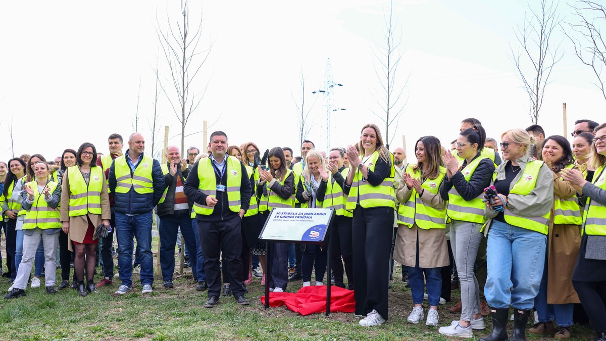 Zaposleni posadili sadnice u krugu fabrike 50 STABALA ZA 50 GODINA FRIKOMA