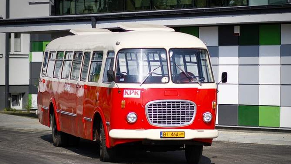 Zabytkowy autobus, zwany ogórkiem, latem znów będzie woził białostoczan po mieście. Jeśli znajdą się pieniądze - być może zacznie też kursować do Tykocina i Supraśla. KZK szuka również funduszy na kupno korniszona, czyli przyczepy do ogórka.