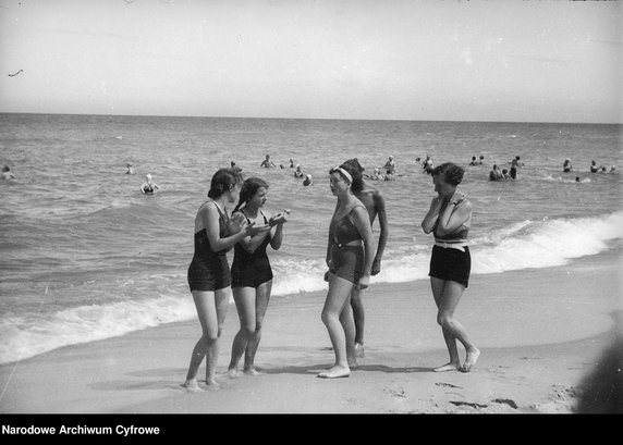 Wakacje w przedwojennej Polsce (na zdjęciu: plaża 1935 r.)