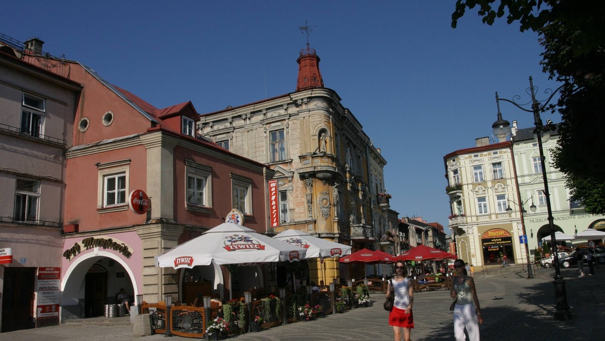 Władze Przemyśla (podkarpackie) wycofały złożony w jesieni ub. roku wniosek o dofinansowanie projektu przebudowy rynku w tym mieście - poinformował Witold Wołczyk z Urzędu Miejskiego w Przemyślu.