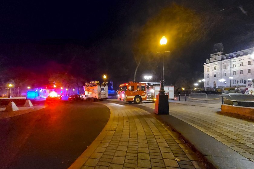 Ubrany w średniowieczny kostium nożownik dźgał na oślep. Są ofiary