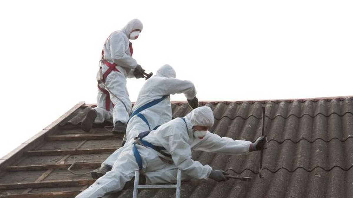 Do połowy października mieszkańcy powiatu poznańskiego mogą składać wnioski o bezpłatne usunięcie materiałów zawierających azbest. Przyjmowane są one w urzędach wszystkich 17 gmin powiatu.