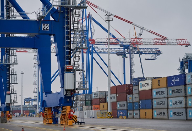 Gdańskie suwnice STS umożliwiają obsługę 25 rzędów kontenerów.  <br><br>(aw/zuz) PAP/Adam Warżawa