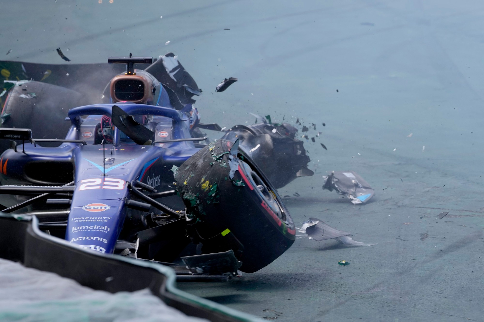 Thajský jazdec Alexander Albon (Williams) kvôli havárii nedokončil Veľkú cenu Brazílie.