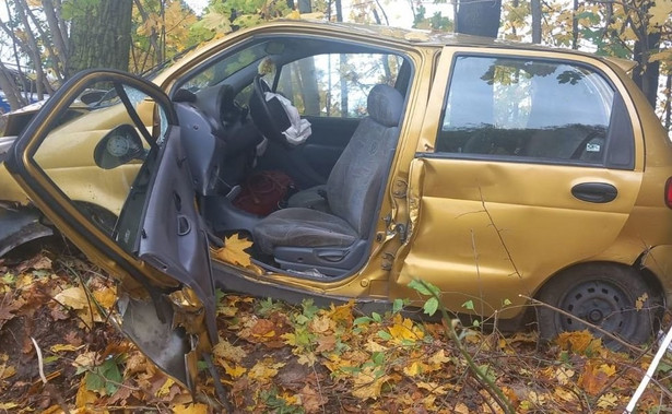 90-letni kierowca rozbił Matiza na drzewie