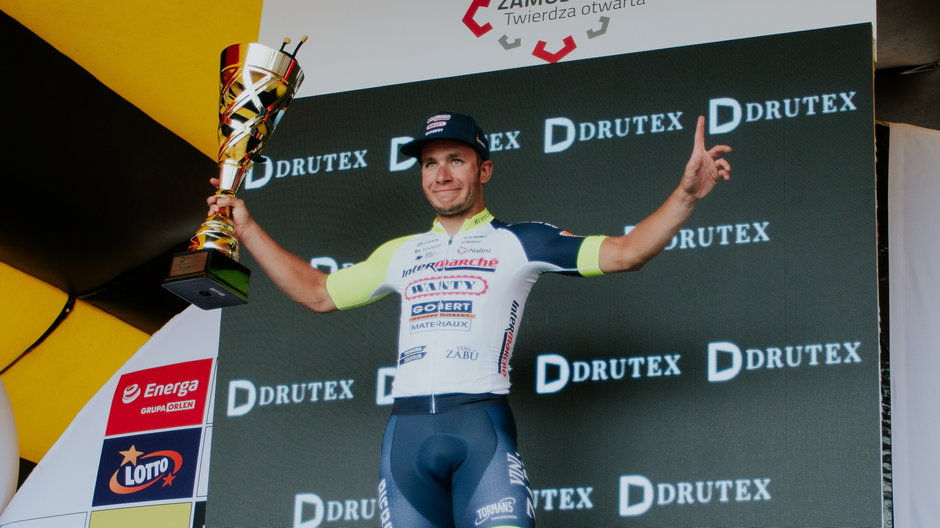 Zwycięzca 2. etapu 79. Tour de Pologne Belg Gerben Thijssen na podium w Zamościu, 31 lipca 2022 r.