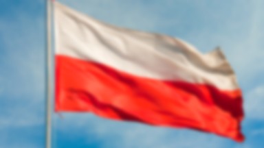 Członkowie Kompani Honorowej ze Szczecina pokazują, jak prawidłowo złożyć flagę Polski