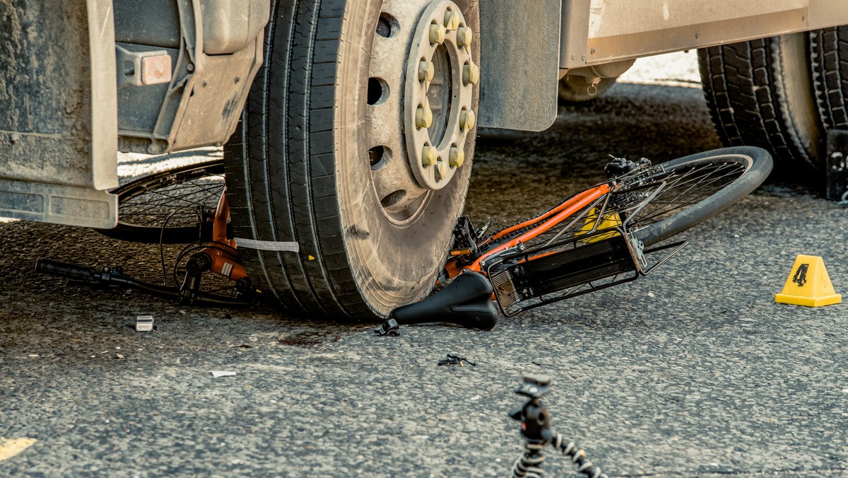 Na warszawskich Bielanach rozpędzone bmw wjeżdża z ogromną prędkością na przejście dla pieszych – zabija mężczyznę, ten w ostatniej chwili odpycha żonę i dziecko w wózku, co ratuje im życie. Miesiąc później w Poznaniu przechodzącą na zielonym świetle ośmiolatkę potrąca prowadzony przez kobietę ford. Dziewczynka umiera na oczach matki - pisze dla "<a rel="nofollow" href="https://www.tygodnikprzeglad.pl/" id="4f2dcab7-d869-4974-9850-fa92af72fafd">Przeglądu</a>" Anna Brzeska.