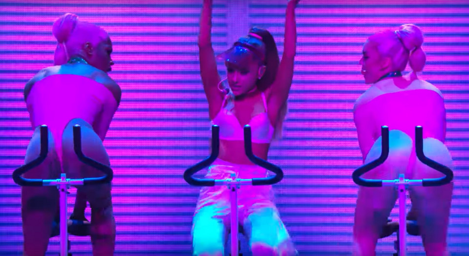 Ariana Grande i Nicki Minaj w koncertowym teledysku do "Side to Side"