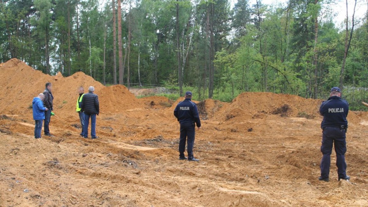 54-latek z Sosnowca na swojej działce w Siedlcu Małym składował i zakopywał odpady komunalne. Interweniujący policjanci odkryli na miejscu kilkanaście ton różnego rodzaju śmieci.