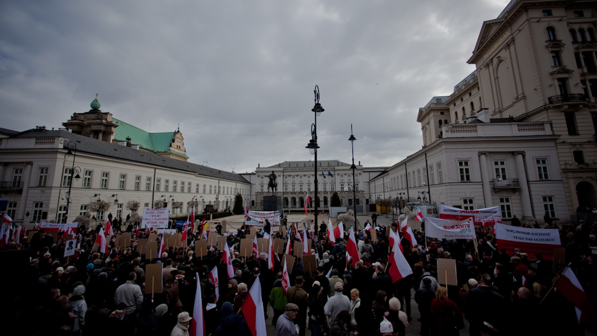 Scena przed Pałacem Prezydenckim, nowy raport zespołu parlamentarnego, koncert, msze i wystawy - są w planach PiS na piątą rocznicę katastrofy smoleńskiej, która przypada 10 kwietnia. Partia szacuje, że na Krakowskim Przedmieściu pojawi się kilkadziesiąt tysięcy ludzi.
