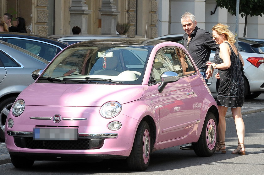 Grażyna Szapołowska i jej różowy samochód, fiat 500