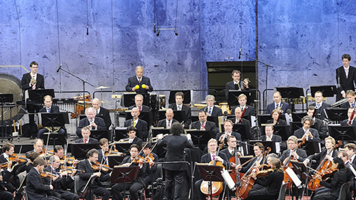 Berlińscy Filharmonicy wykonają na rozpoczęcie nowego sezonu artystycznego VII Symfonię e-moll Gustava Mahlera. Inaugurujący sezon koncert, który odbędzie się 26 sierpnia w Berlinie, polscy melomani będą mogli obejrzeć w internecie.