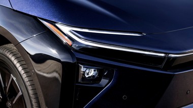 nowa toyota wjeżdża do salonów. jest mocna, szybka i wygodna. ile kosztuje?