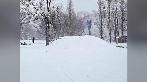 Warszawa. Zimą spadł śnieg, wrócił pomysł na górkę saneczkową