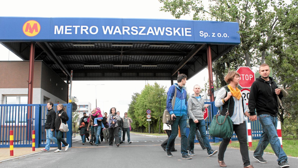 Warszawskie metro czekają rewolucyjne zmiany. Spółka wreszcie dostała czasowe świadectwo dopuszczenia dla systemu SOP-2. Dzięki temu w przyszłym roku pociągi będą mogły jeździć szybciej, gęściej i częściej.