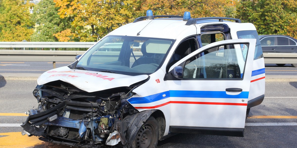 Ambulans wbił się w barierki