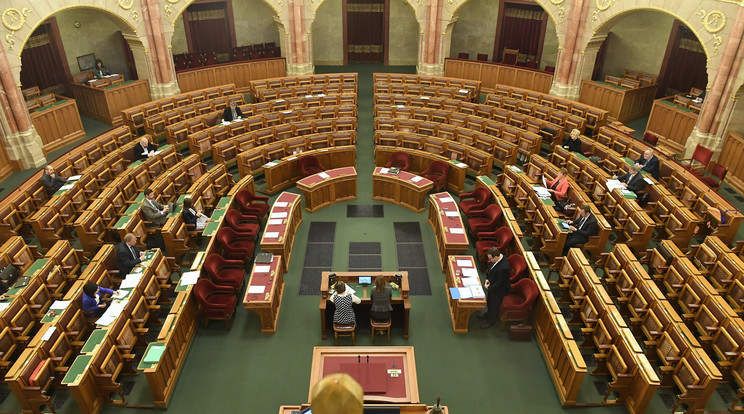 Akad olyan is, aki már két éve nem szólt egy
szót sem a Tisztelt Házban, nem volt véleménye / Fotó: MTI-Koszticsák Szilárd