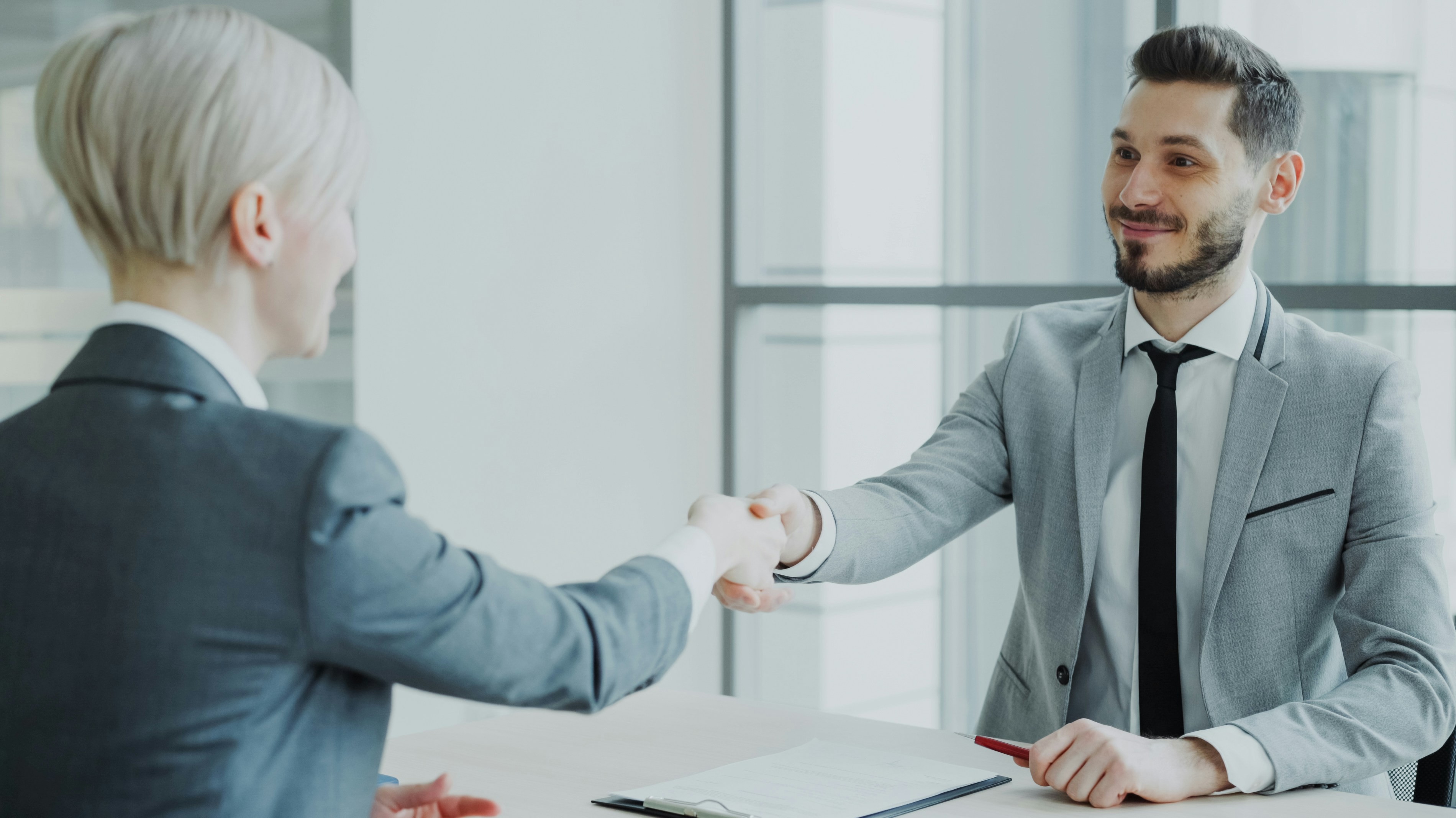  Joburile entry level cresc nivelul de transparență salarială din piață. Din cele 37.000 de poziții postate de la începutul anului pe iajob.ro, 82,4% aveau salariul afișat în anunțul de angajare