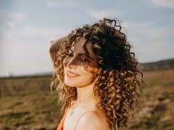 Loki mają niezwykłą moc! Naukowcy dowiedli, że latem bardzo się przydają kręcone włosy