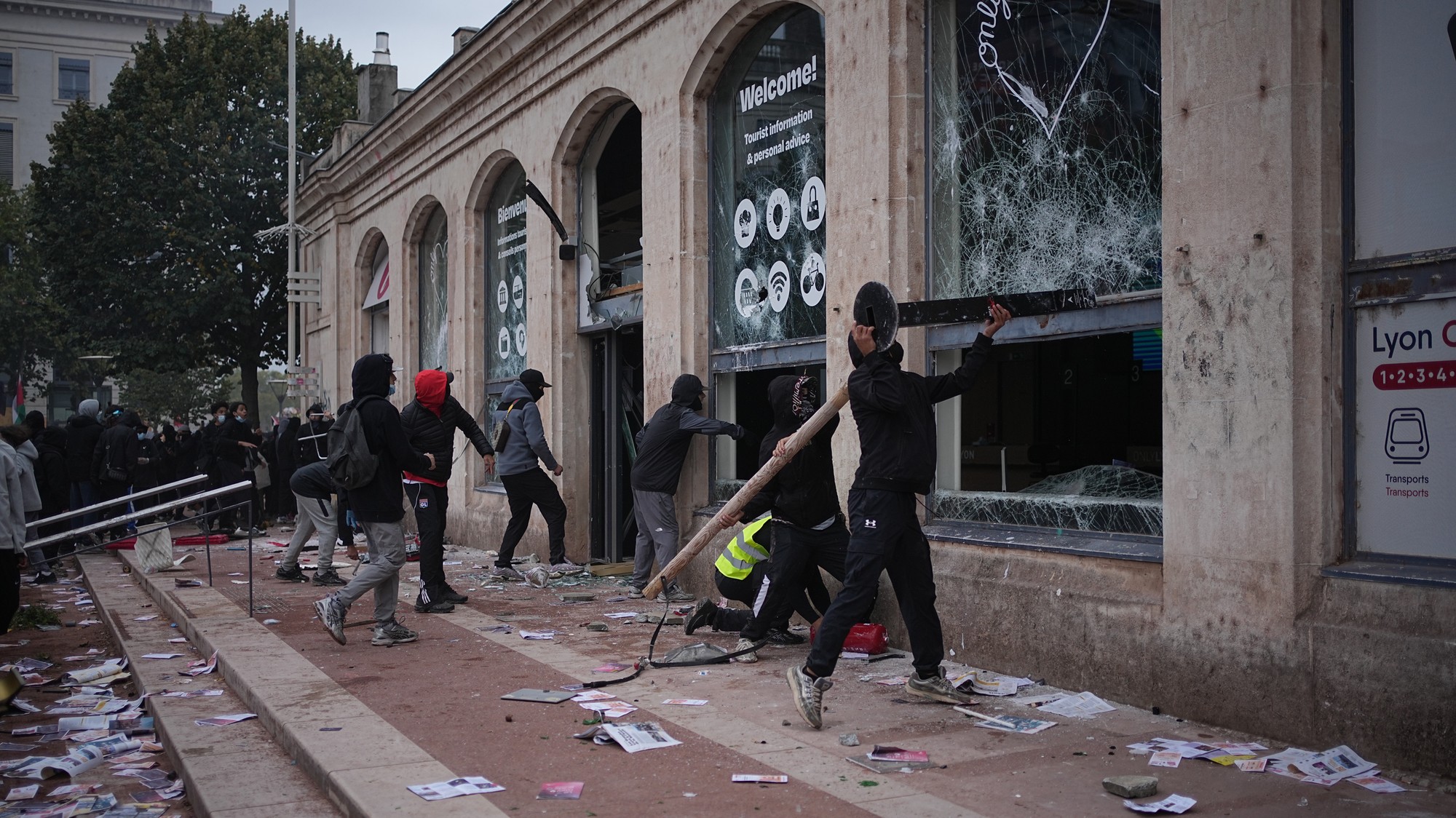 Protesty vo Francúzsku sprevádzali násilnosti a požiare. 