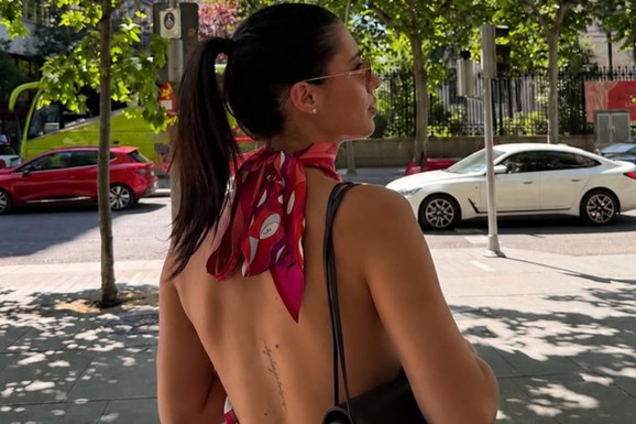 GOLA LEĐA I TETOVAŽA Trudna Olga Danilović podelila slike sa verenikom fudbalerom: Otišli na odmor, a njene odevne kombinacije raspametile (Foto)