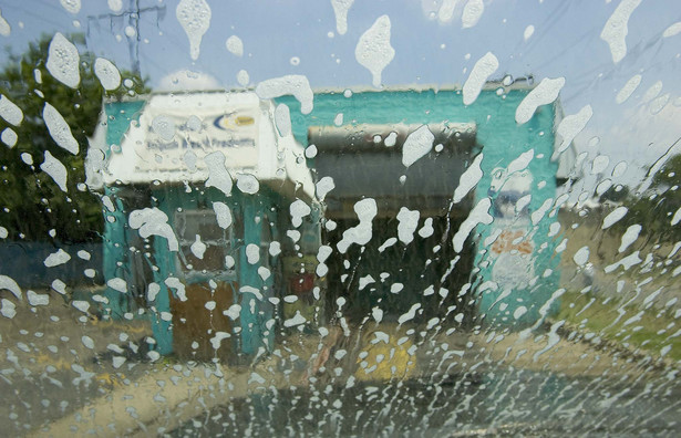 Myjnia samochodowa. Fot. Bloomberg