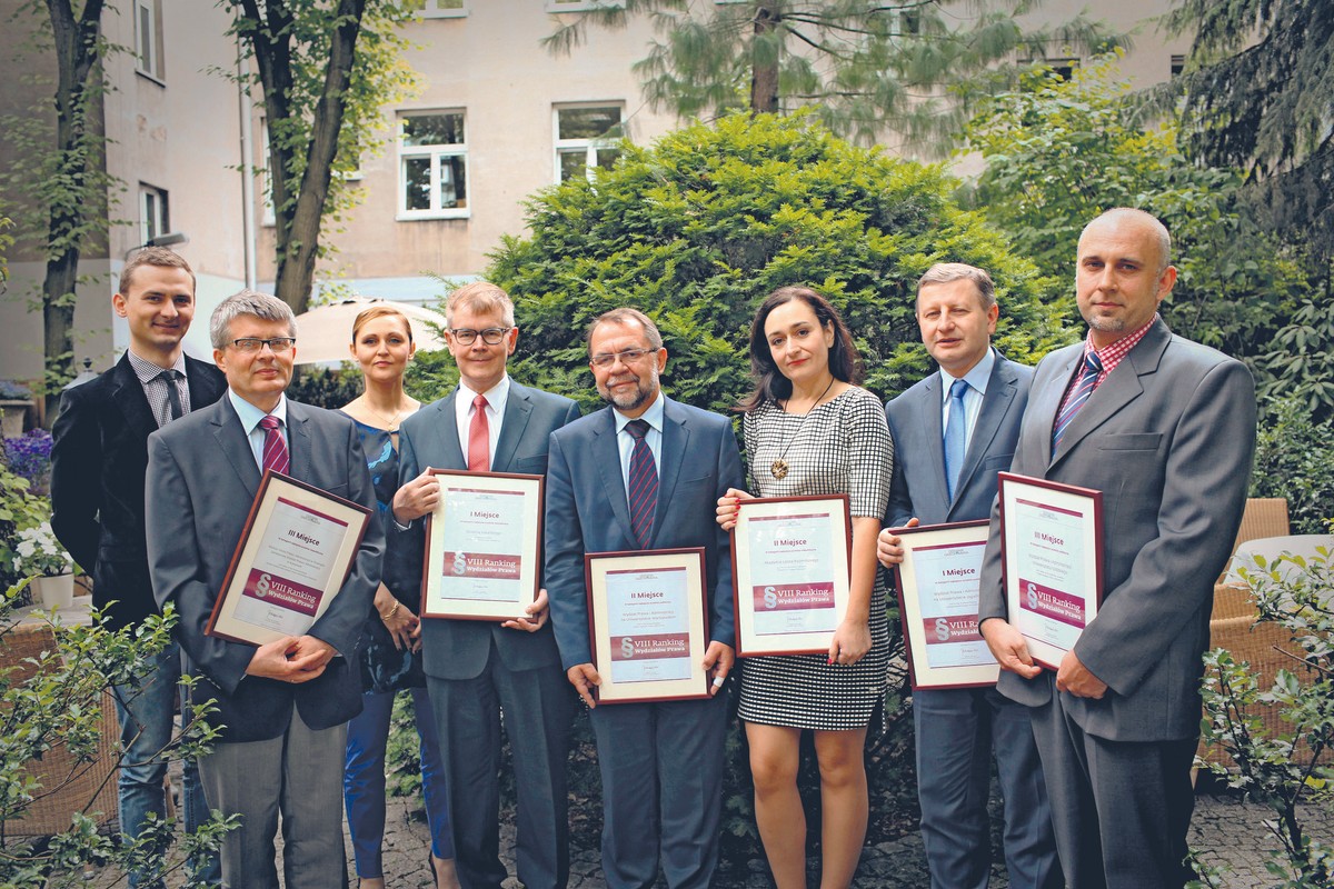 Od prawej: dr Jarosław Sułkowski – WPiA Uniwersytetu Łódzkiego, prof. dr hab. Jerzy Pisuliński – prodziekan WPiA Uniwersytetu Jagiellońskiego, prof. dr hab. Monika Całkiewicz – prorektor ds. studiów prawniczych Akademia Leona Koźmińskiego, prof. dr hab. Krzysztof Rączka – dziekan WPiA Uniwersytetu Warszawskiego, dr Mieczysław Błoński – dziekan WPiA Uczelnia Łazarskiego, Dominika Sikora-Malicka – wicenaczelna DGP, prof. dr hab. Krzysztof Eckhardt – Dziekan ZWPiA w Rzeszowie Wyższej Szkoły Prawa i Administracji w Przemyślu, Łukasz Guza – dziennikarz DGP/ fot. Wojtek Górski