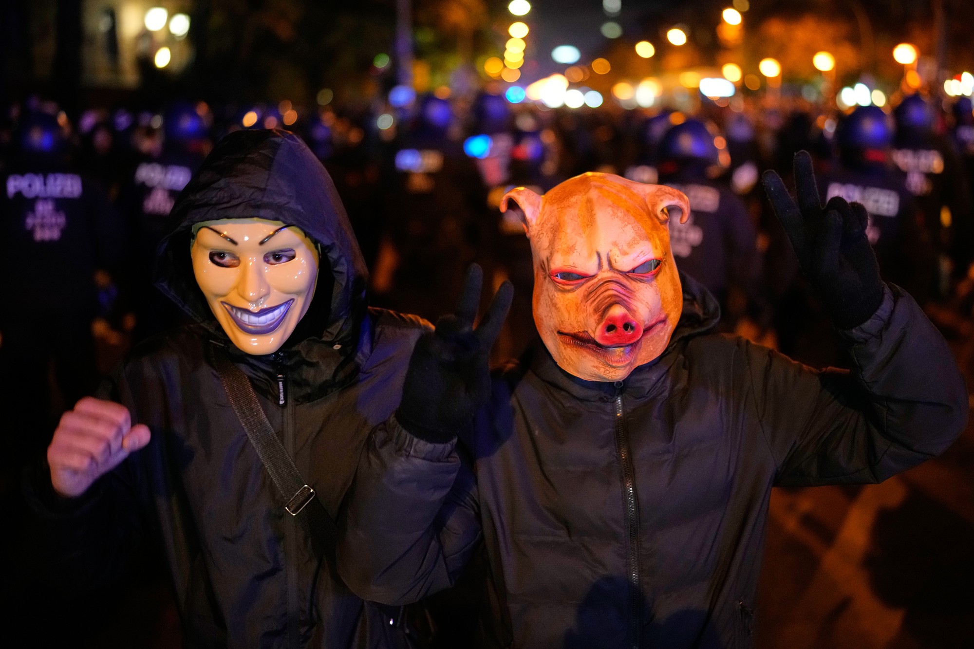 Počas protestov mladých ľudí v Nemecku použila polícia aj vodné delo. 