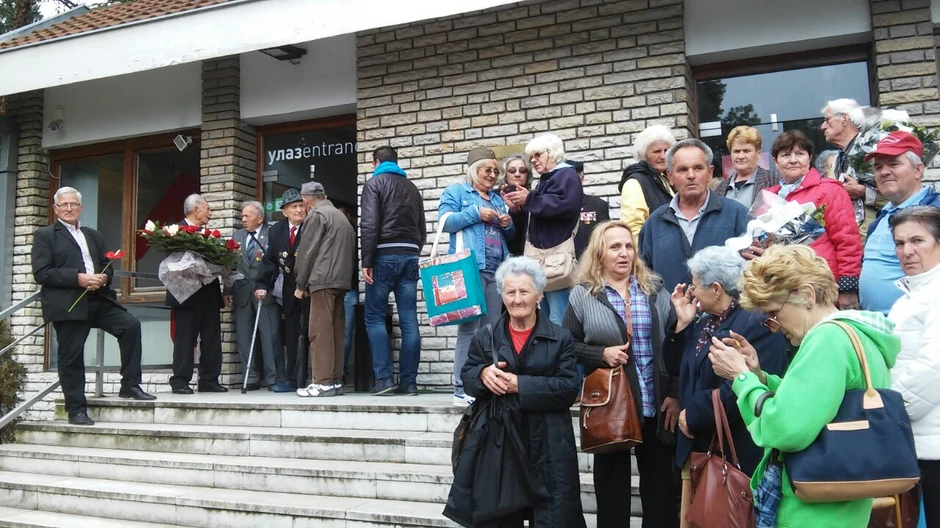 Veliki broj poštovalaca lika i dela Tita ispred Kuće cveća