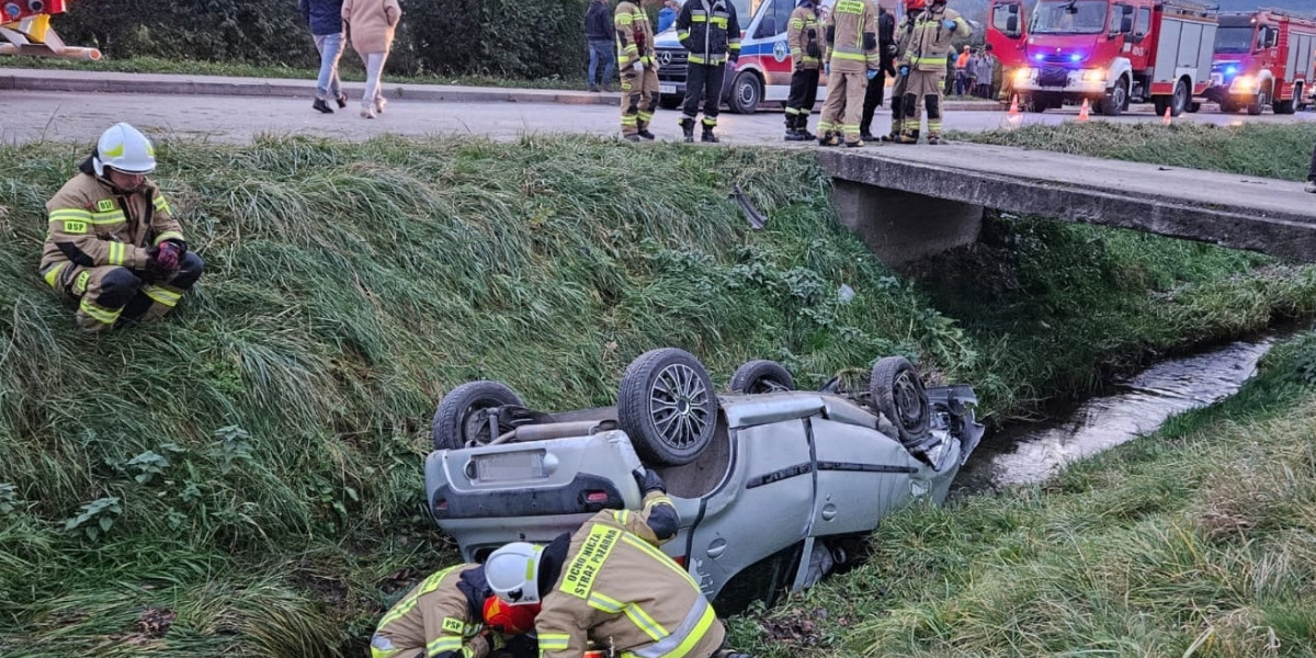 Wypadek w Golcowej. Auto dachowało w potoku.