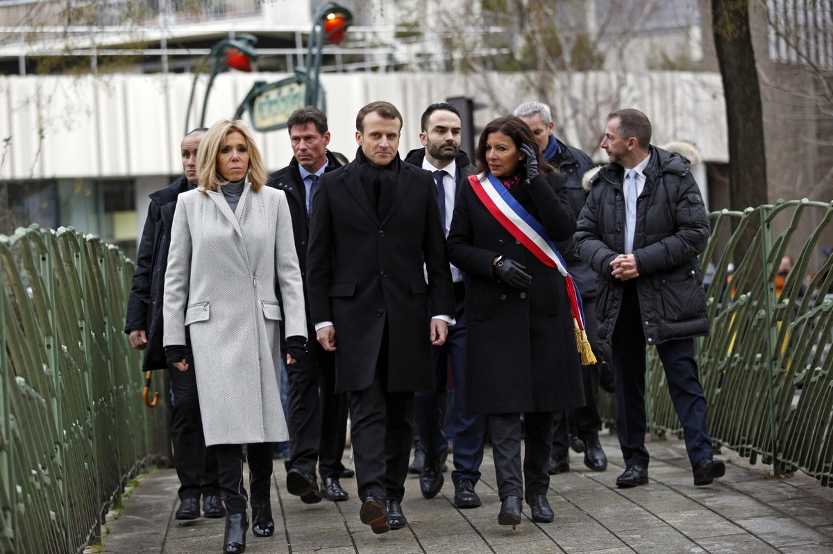 Wraz z m.in. mer Paryża Anne Hidalgo, redaktorem naczelnym "Charlie Hebdo" Laurentem Sourisseau, wieloma przedstawicielami rządu i pierwszą damą Brigitte Macron, prezydent złożył wieńce przed dawną siedzibą redakcji tygodnika i sklepem z koszerną żywnością, gdzie doszło do ataku dwa dni po zamachu na "Charlie Hebdo"