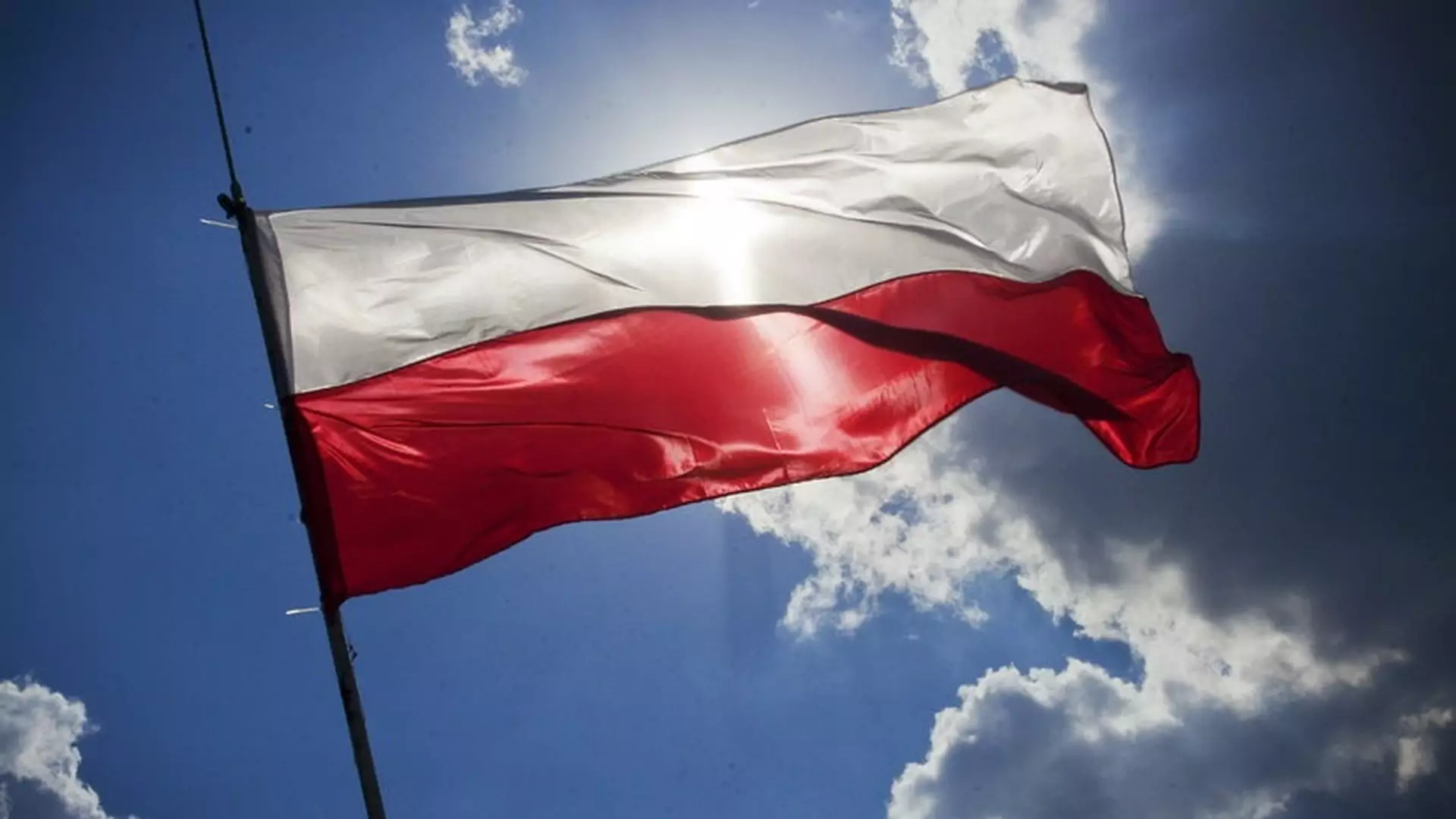 Politycy, uwaga! Polaków zawsze złączą kolejki i flaga