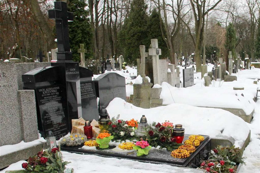 Profesor nabija się z grobu Lecha Kaczyńskiego