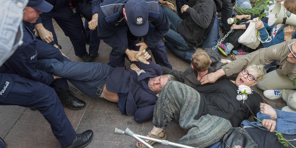 Działacz opozycji PRL Władysław Frasyniuk odpowie za naruszenie nietykalności cielesnej policjanta