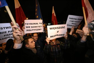 Sejm wybiera sędziów Trybunału, a pod budynkiem trwają demonstracje