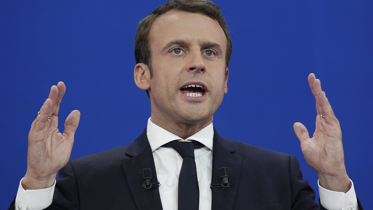 Według opublikowanych w poniedziałek przez francuskie MSW ostatecznych wyników I tury wyborów prezydenckich, centrowy polityk Emmanuel Macron i kandydatka skrajnej prawicy Marine Le Pen zajęli pierwsze i drugie miejsce i zmierzą się ze sobą w II turze.