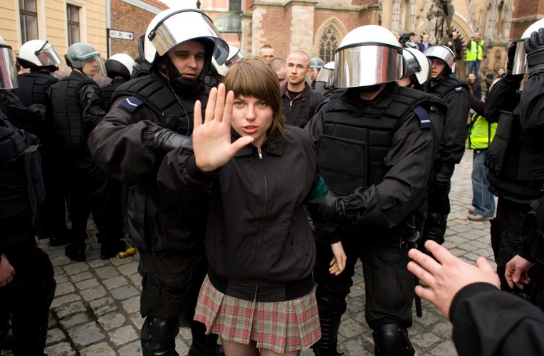 Manifestacja narodowców we Wrocławiu szybko przekształciła się w bijatykę z policją