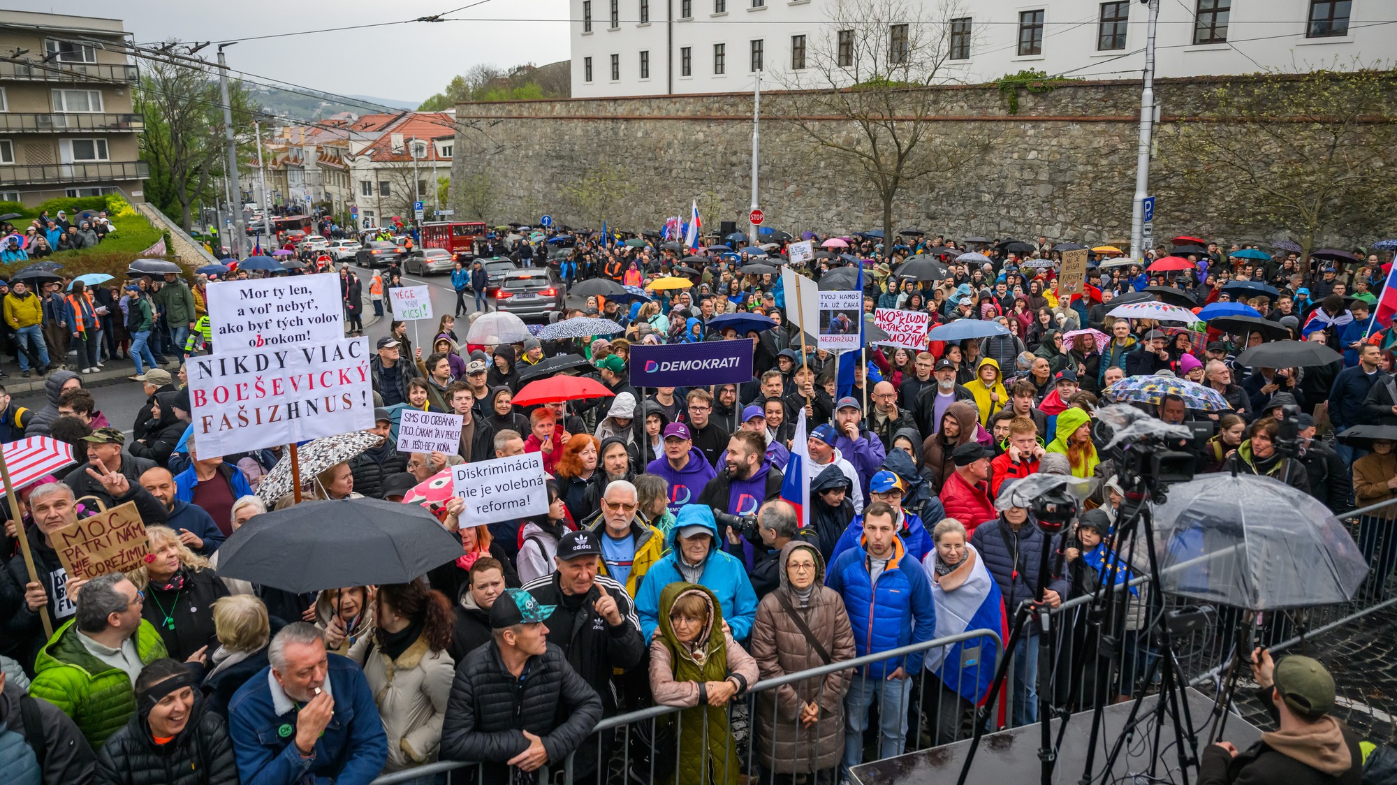 Podpredseda strany Demokrati Juraj Šeliga počas protestu hnutia Progresívne Slovensko pred budovou NRSR v Bratislave.