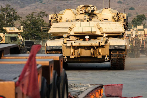 Agencja Uzbrojenia poinformowała w czwartek, że prowadzi postępowanie nad zakupem od USA 25 pojazdów saperskich M1150 - pojazdów zbudowanych na podwoziu czołgów Abrams, przeznaczonych m.in. do niszczenia pól minowych i umocnień polowych.