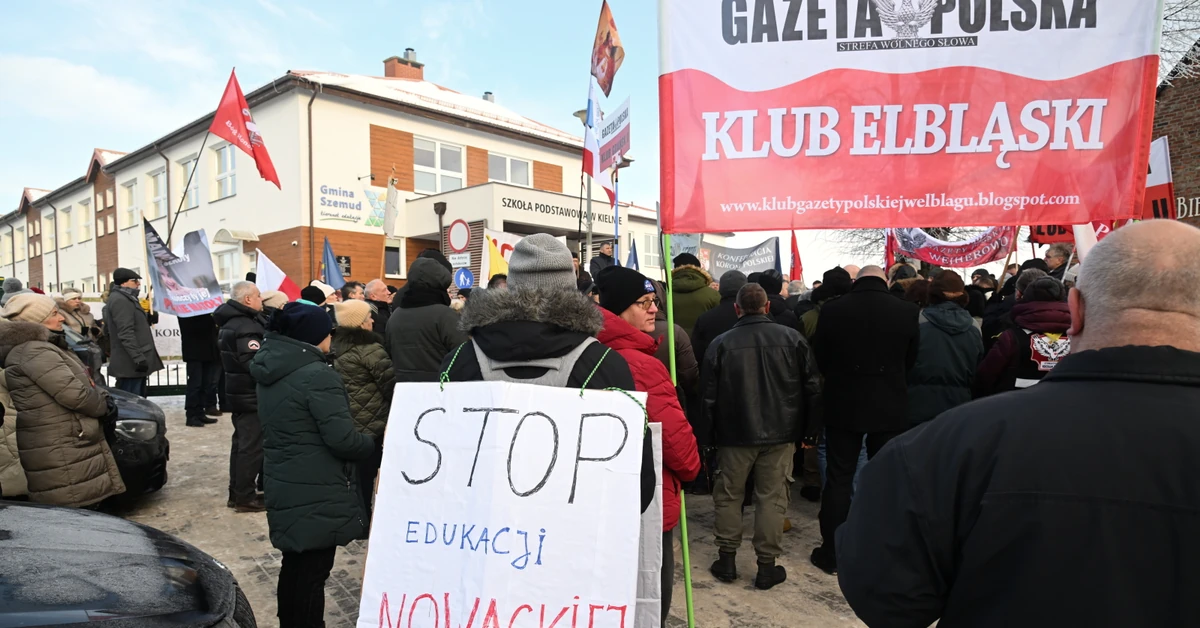 Pikieta w obronie krzyża w Kielnie. "Uczestnicy płaczą i modlą się"