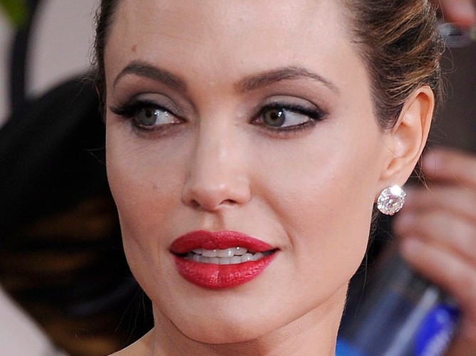 Twarz Jolie również jakby się zaokrągliła i nie straszyła już nienaturalną chudością