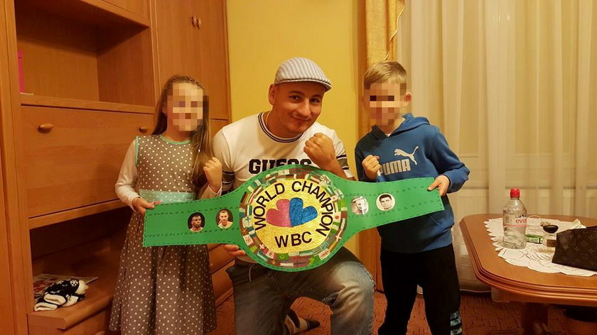 Artur Szpilka dostał pas mistrza świata WBC! To prezent od dzieci