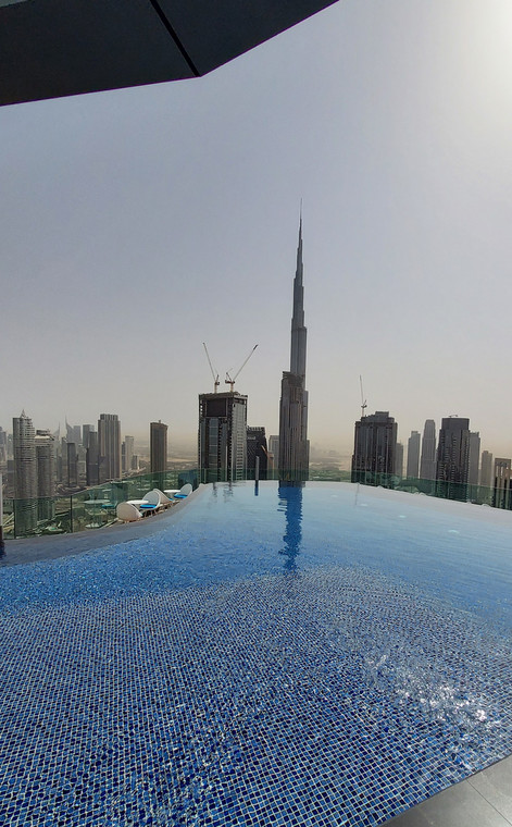 Jeśli basen, to tylko na dachu i z widokiem na najwyższy budynek świata. Tu zdjęcie z hotelu Paramount Downtown, jednego z dwóch, które prowadzi ta wytwórnia filmowa. Oba hotele znajdują się w Dubaju