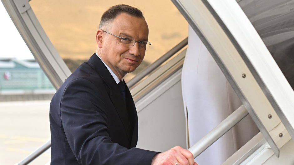 Prezydent Andrzej Duda na warszawskim lotnisku przed wylotem do USA, 16 kwietnia 2024 r.