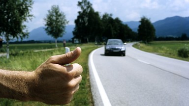 Poszukiwany mężczyzna łapał "stopa". Złapała go policja