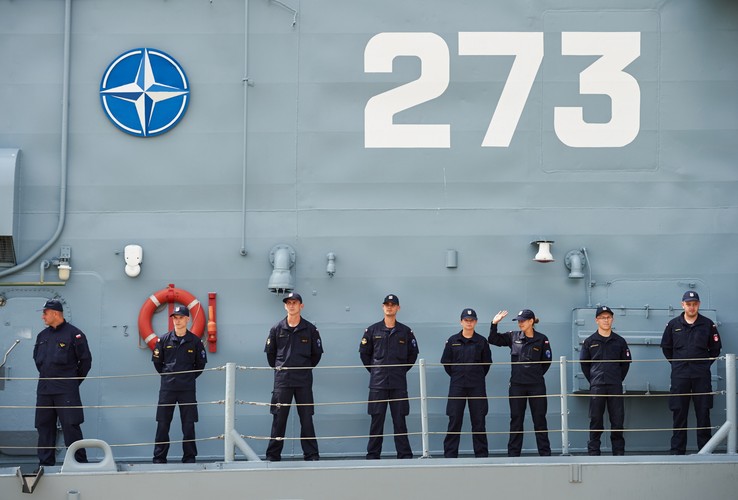 Prezydent podkreślił, że działania fregaty „mają wspierać utrzymanie pokoju i porządku prawnego na akwenach Morza Śródziemnego i Czarnego”. „Jest to niezwykle odpowiedzialne zadanie, realnie kształtujące tamtejsze środowisko bezpieczeństwa, a jednocześnie budujące naszą pozycję w Sojuszu. Polska pragnie stale podkreślać swoją postawę wiarygodnego partnera w układzie euroatlantyckim, a włączenie się w operację wykonywaną przez zespół okrętów sił morskich NATO, zwłaszcza w przededniu warszawskiego szczytu Sojuszu, jest tego rzeczywistym dowodem” – podkreślił Duda.
<br>
Zaapelował też do marynarzy, aby pamiętali, że „biało-czerwona bandera – także ta, którą otrzymujecie dzisiaj, a którą rozwiniecie, rozpoczynając działania w zespole – jest zobowiązaniem do pełnienia przez okręt i przez każdego z Was roli ambasadora Rzeczypospolitej Polskiej”.<br><br>fot. (aw/mr) PAP/Adam Warżawa