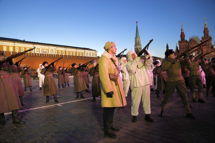 Rosyjscy żołnierze w historycznych mundurach Armii Czerwonej podczas próbnej parady na Placu Czerwonym w Moskwie