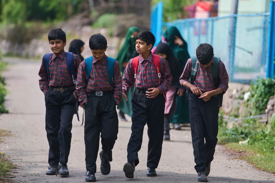 Đaci u delu Kašmira pod kontrolom Indije na putu do škole